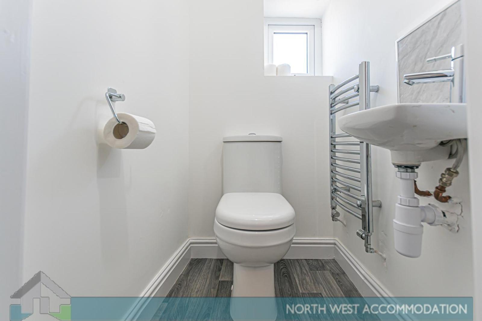 Wellfield Serviced Accommodation Warrington Exterior photo