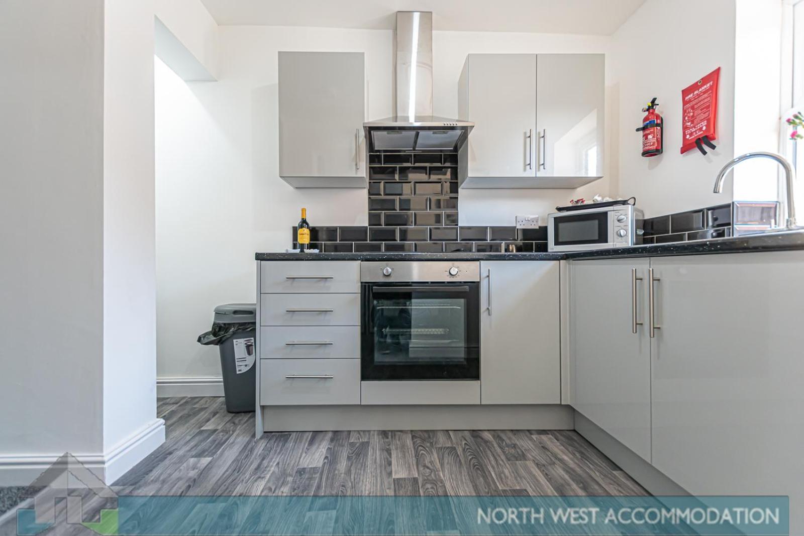 Wellfield Serviced Accommodation Warrington Exterior photo